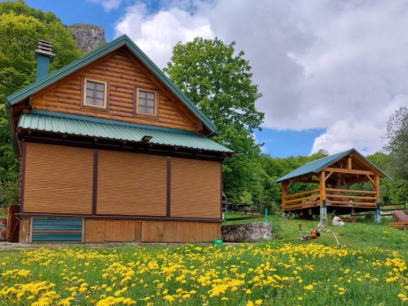 DORFHAUSHALT „BUKOVICA VILLAGE“