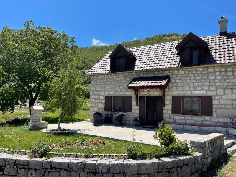 DORFHAUSHALT „LOVĆEN HOLIDAY HOME”